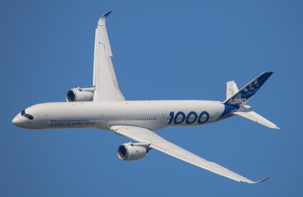 一架空客A350-100在天空中飞行。该飞机可能配备新的自动化功能。